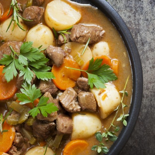 طريقة عمل يخنة بطاطس باللحم والجزر