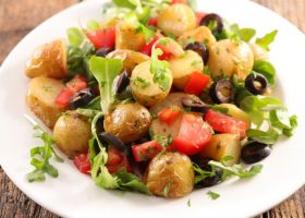 طريقة عمل سلطة الخضار بالبطاطس والزيتون