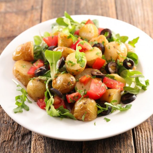 طريقة عمل سلطة الخضار بالبطاطس والزيتون