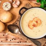طريقة عمل شوربة البطاطس بالثوم