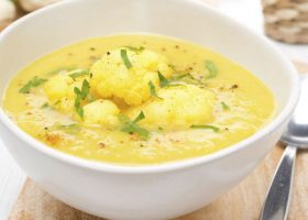 طريقة عمل شوربة القرنبيط بالكاري والكريمة