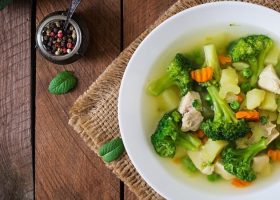 طريقة عمل شوربة الدجاج بالبروكلي والخضار