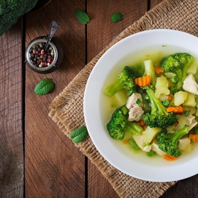 طريقة عمل شوربة الدجاج بالبروكلي والخضار