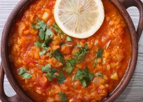 طريقة عمل شوربة العدس بالطماطم