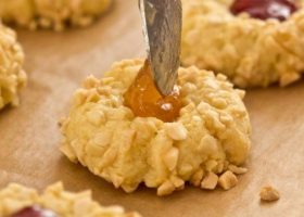 طريقة عمل كوكيز المكسرات بالمربى