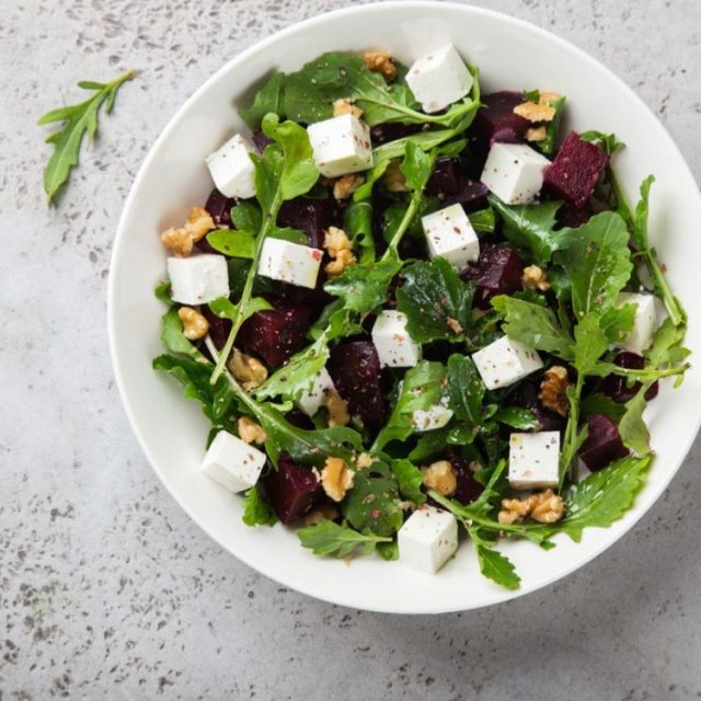 طريقة عمل سلطة الجرجير والشمندر