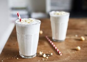 طريقة عمل مشروب الشوكولاتة البيضاء بالفستق