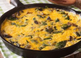 طريقة عمل بيض مخفوق مع السبانخ والمشروم