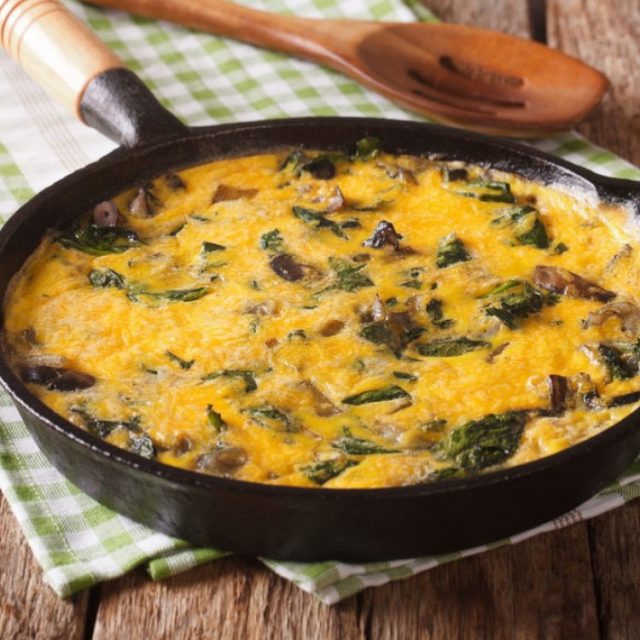 طريقة عمل بيض مخفوق مع السبانخ والمشروم