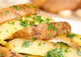 طريقة عمل بطاطس ودجز بالبقدونس