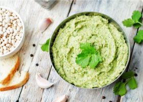 طريقة عمل حمص بالكزبرة والثوم