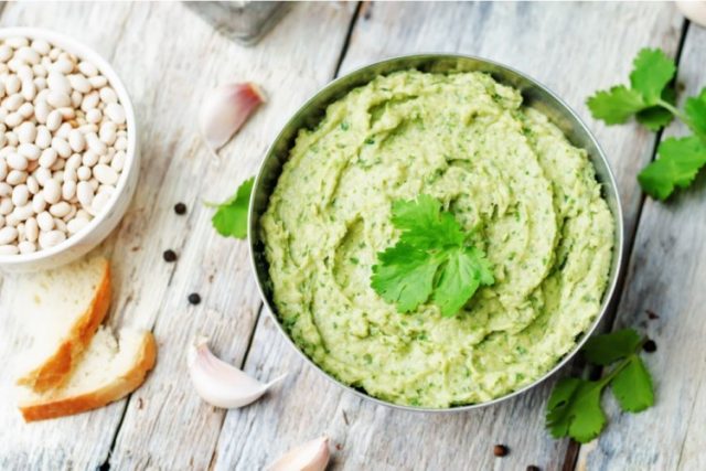 طريقة عمل حمص بالكزبرة والثوم