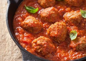 طريقة عمل كباب مع صوص الطماطم