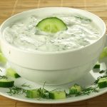 طريقة عمل سلطة الزبادي بالخيار والشبت