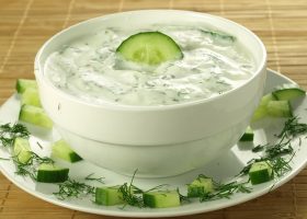 طريقة عمل سلطة الزبادي بالخيار والشبت