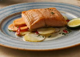 طريقة عمل سلمون مشوي بالبطاطس وحليب جوز الهند