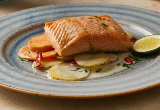 طريقة عمل سلمون مشوي بالبطاطس وحليب جوز الهند