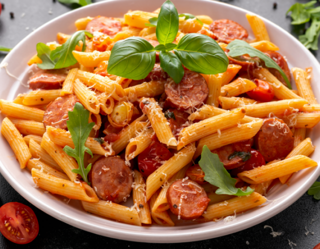 طريقة عمل مكرونة بالطماطم والنقانق