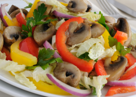 طريقة عمل سلطة الملفوف بالفطر والفلفل الملون