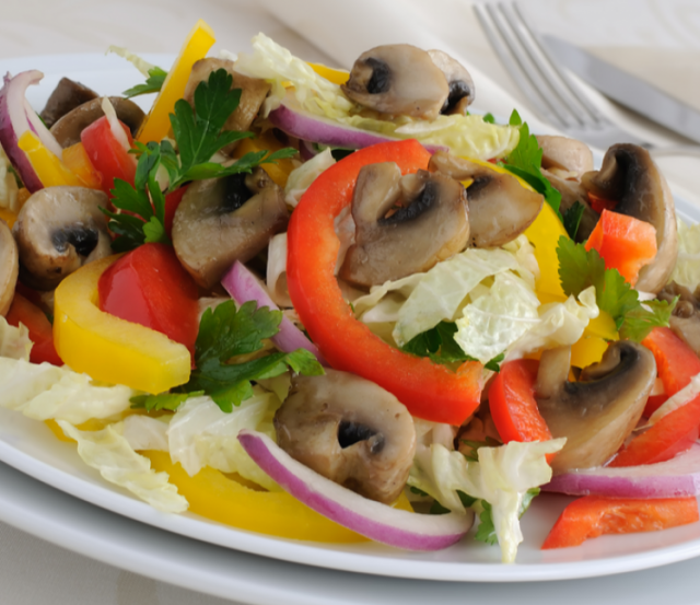 طريقة عمل سلطة الملفوف بالفطر والفلفل الملون