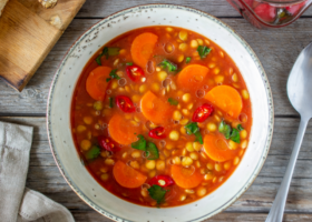 طريقة عمل شوربة العدس البني بالطماطم والجزر
