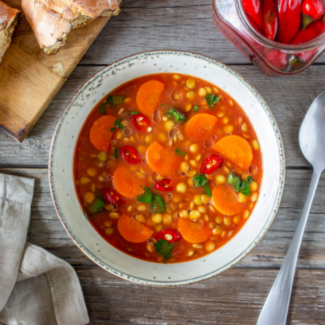 طريقة عمل شوربة العدس البني بالطماطم والجزر