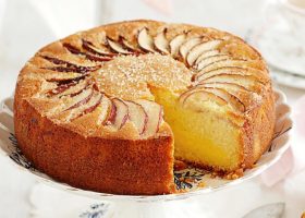 طريقة عمل كيك التفاح بالكاسترد