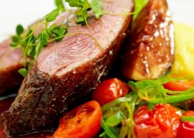 طريقة عمل ستيك مشوي بالطماطم