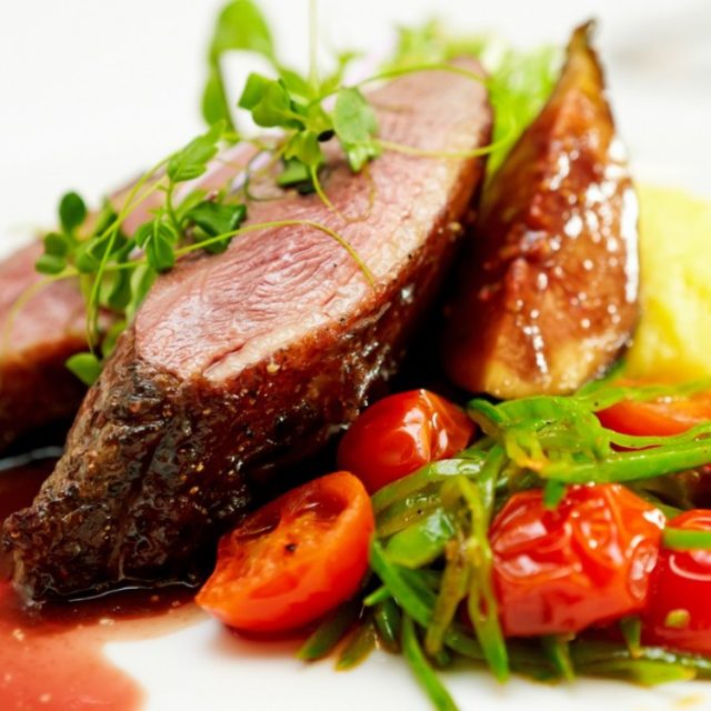 طريقة عمل ستيك مشوي بالطماطم