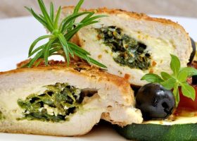 طريقة عمل رولات الدجاج بالسبانخ والجبن