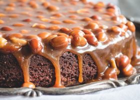 طريقة عمل كيك الكراميل بالفول السودانى