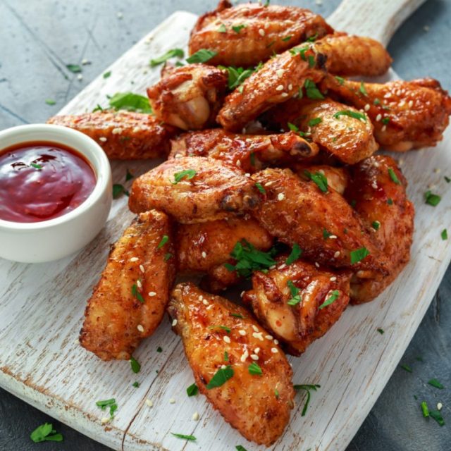 طريقة عمل أجنحة الدجاج بالزنجبيل والثوم