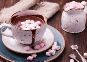 طريقة عمل مشروب الشوكولاتة بالقرفة