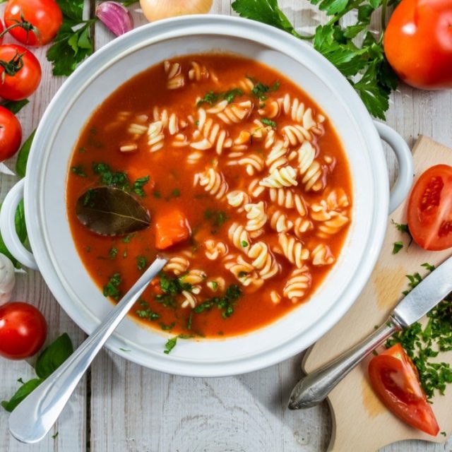 طريقة عمل شوربة المكرونة بالطماطم والريحان