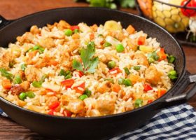 طريقة عمل الأرز مع الدجاج المقلي