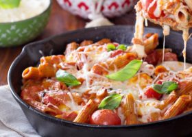 طريقة عمل مكرونة بالطماطم والجبن الموزريلا بالفرن