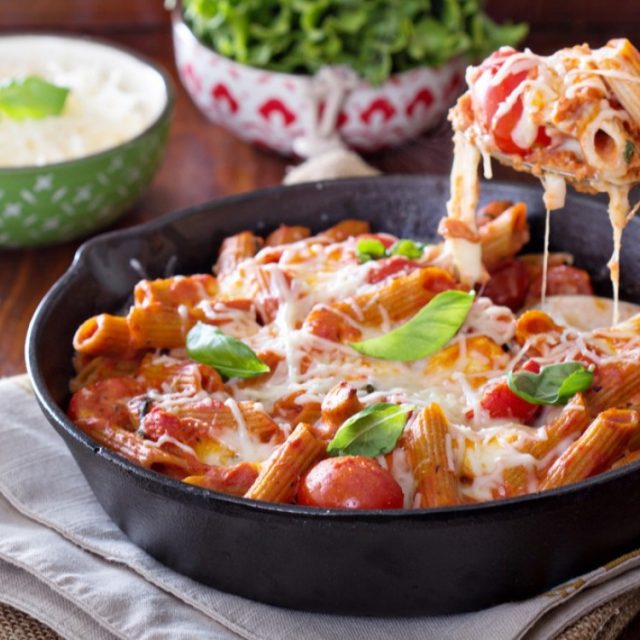 طريقة عمل مكرونة بالطماطم والجبن الموزريلا بالفرن