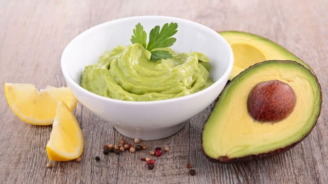 طريقة عمل صوص الأفوكادو باللبن الزبادي للسلطات