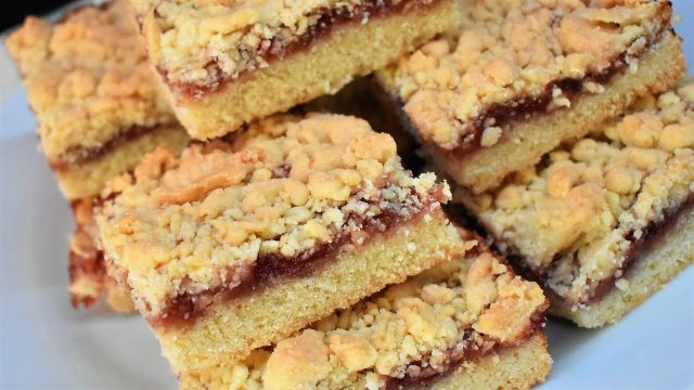 طريقة عمل مبروشة مربى التوت