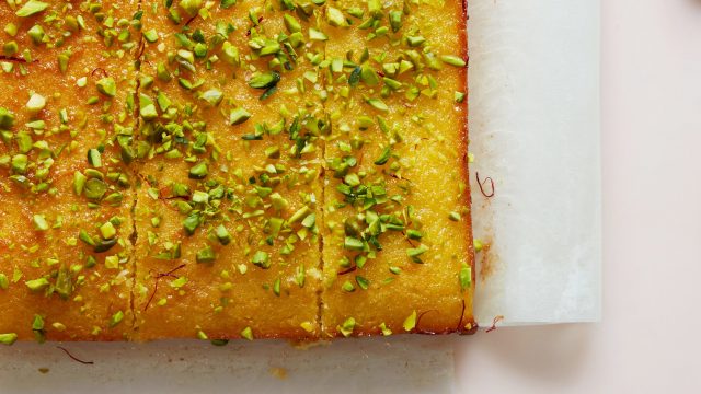 طريقة عمل كيك الزعفران بجوز الهند والسميد