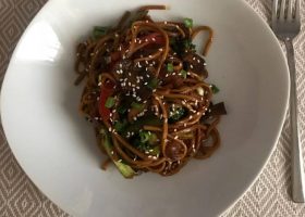 طريقة عمل نودلز باللحم والخضار