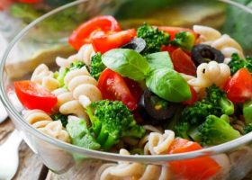 طريقة عمل سلطة المكرونة مع البروكلي