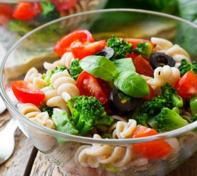 طريقة عمل سلطة المكرونة مع البروكلي