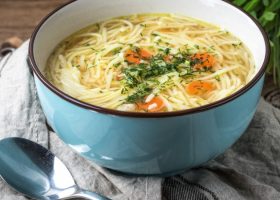 طريقة عمل شوربة دجاج بالشعيرية والجزر