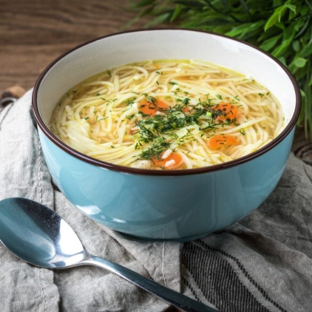 طريقة عمل شوربة دجاج بالشعيرية والجزر