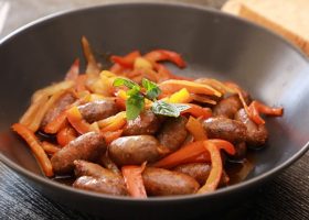 طريقة عمل سجق بالبصل والخضار