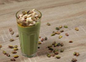 طريقة عمل سموذي الأفوكادو بالعسل والقشطة