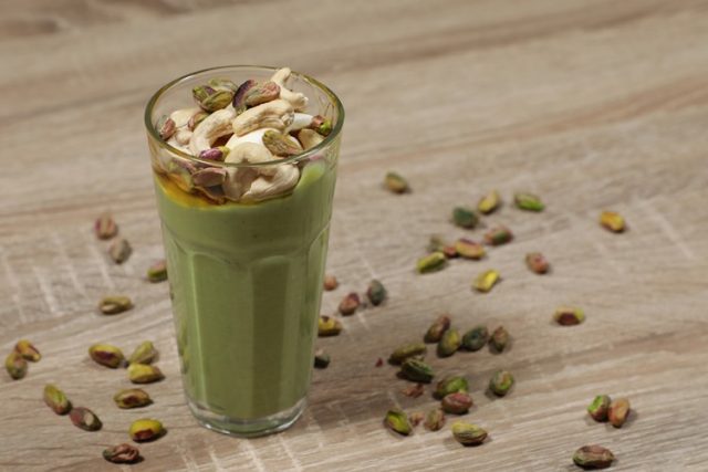 طريقة عمل سموذي الأفوكادو بالعسل والقشطة