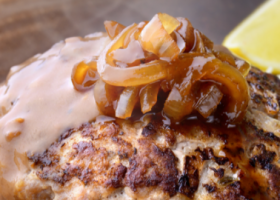 طريقة عمل برجر ستيك بالبصل وصوص الجريفي