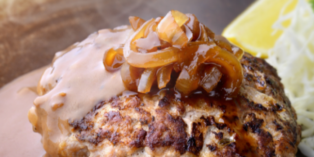 طريقة عمل برجر ستيك بالبصل وصوص الجريفي